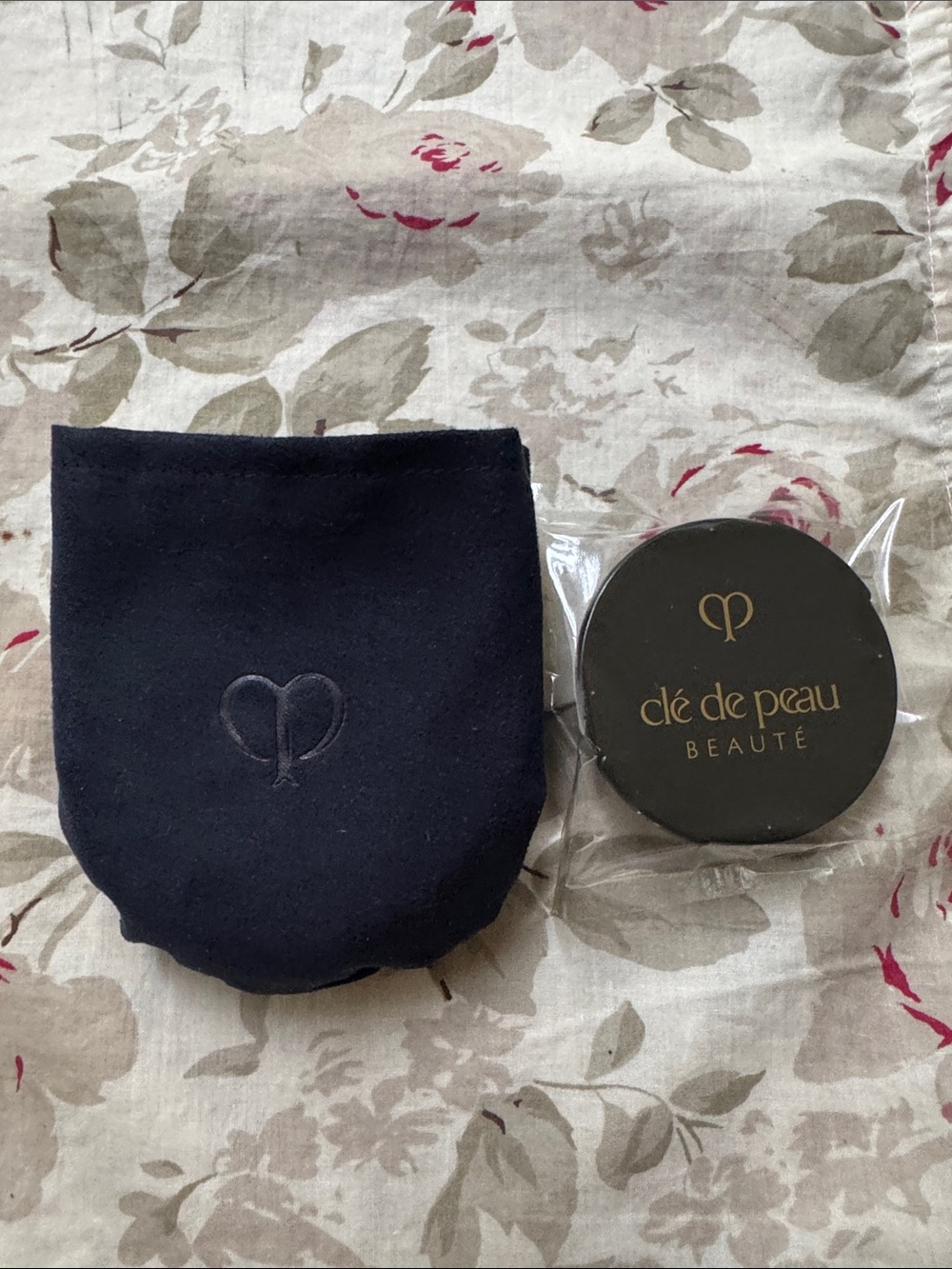 Radiant Cream to Powder Foundation - WB20 - Picture 6 of 8